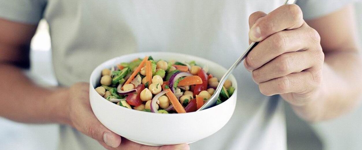 Мужчина ест продукты, полезные для потенции